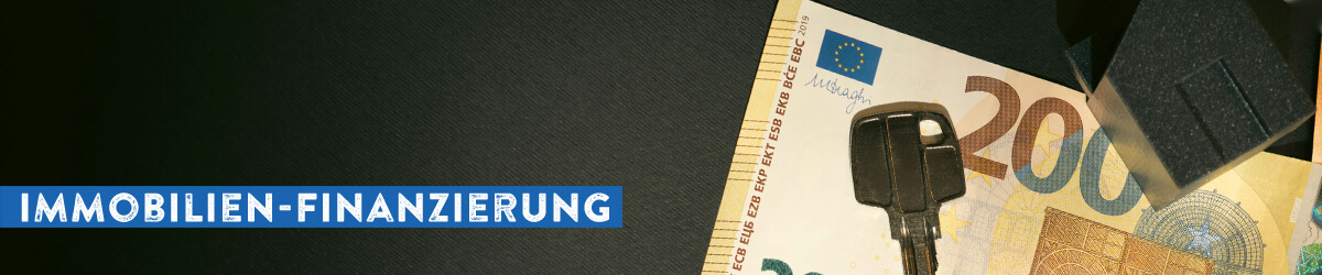 Haus-Modell und Schlüssel auf Geldscheinen