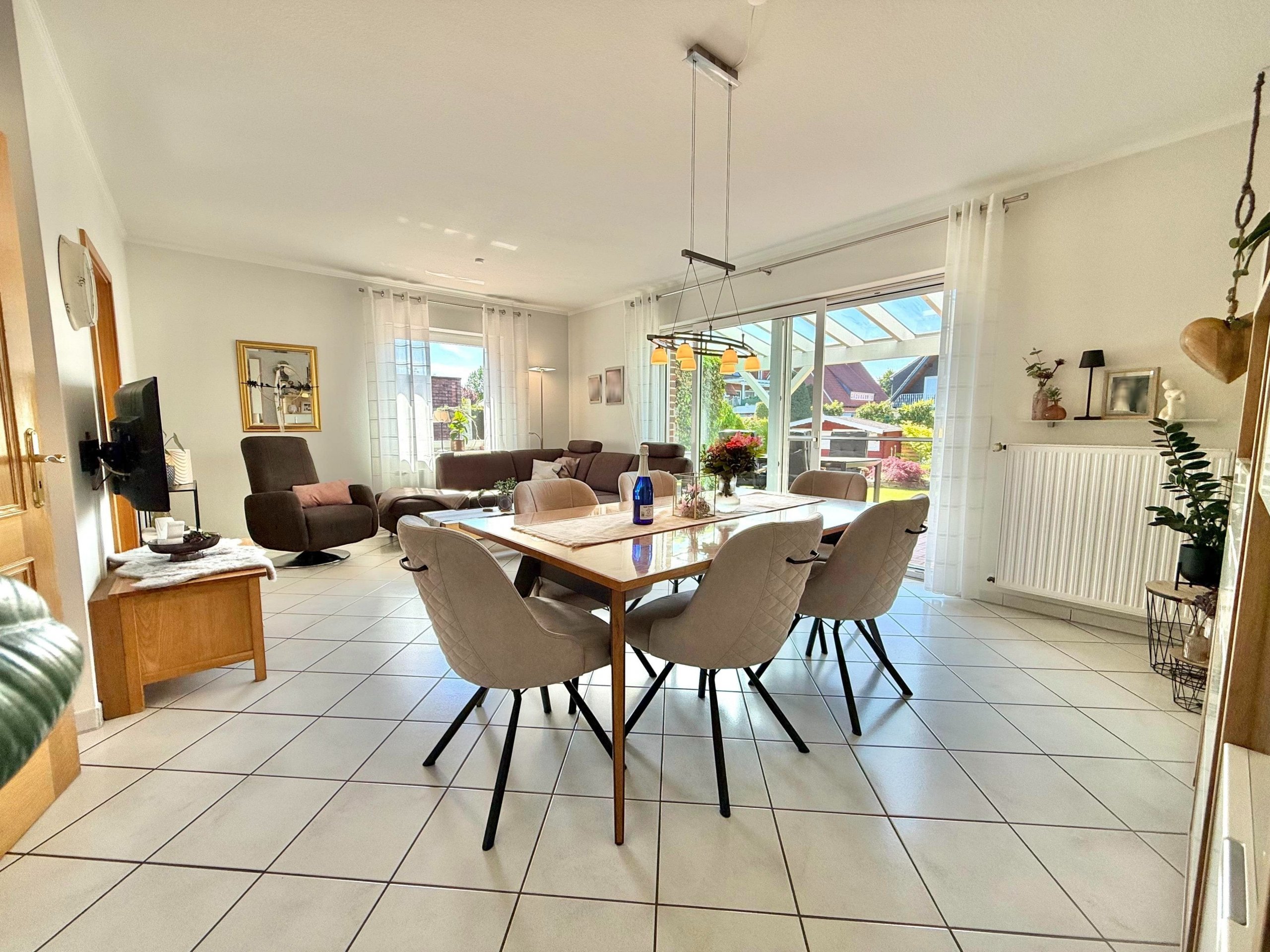 Zwei Familien ein Zuhause. Großes modernisiertes Zweifamilienhaus mit klarer Aufteilung in Südlohn