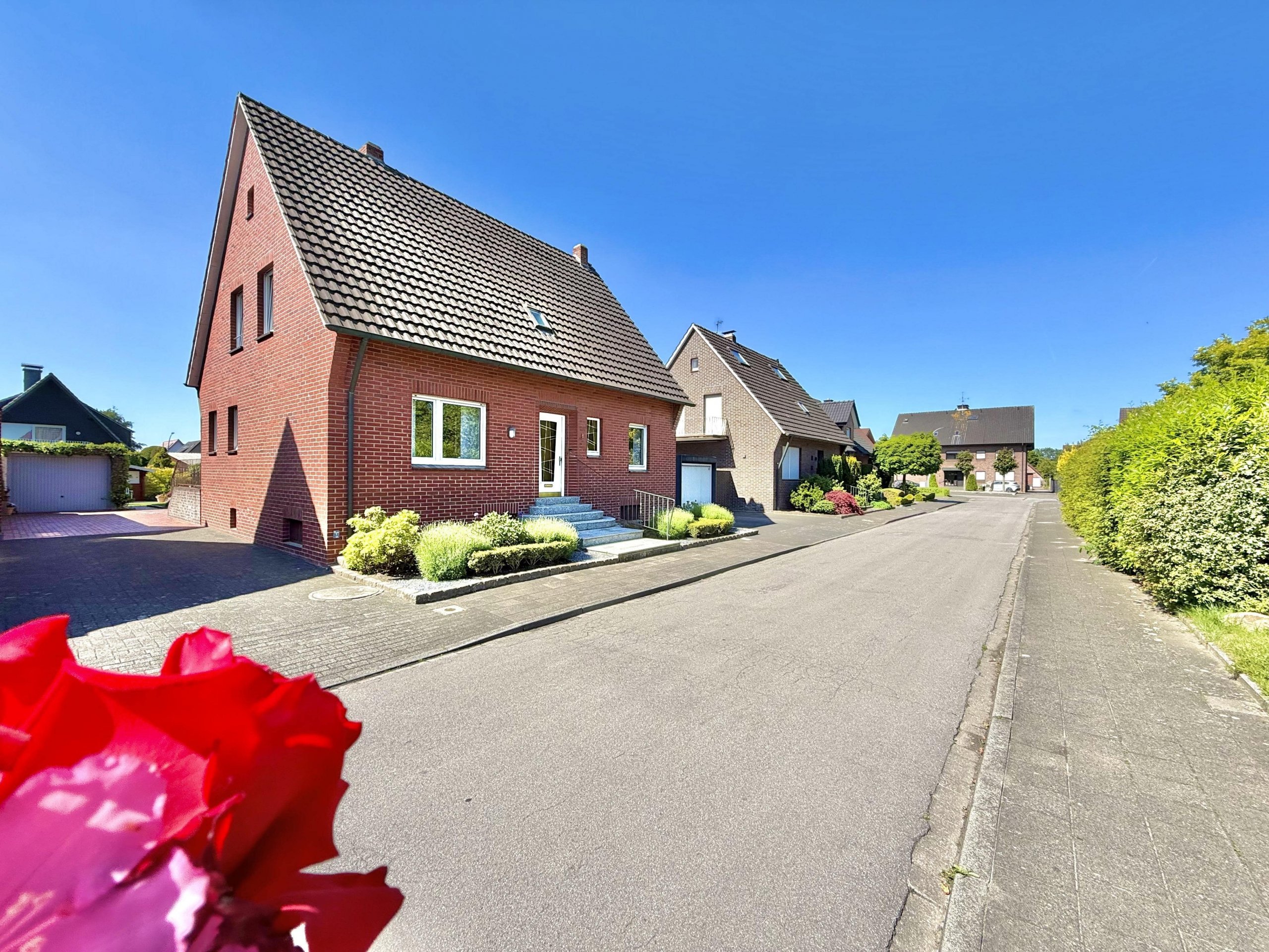Zwei Familien ein Zuhause. Großes modernisiertes Zweifamilienhaus mit klarer Aufteilung in Südlohn