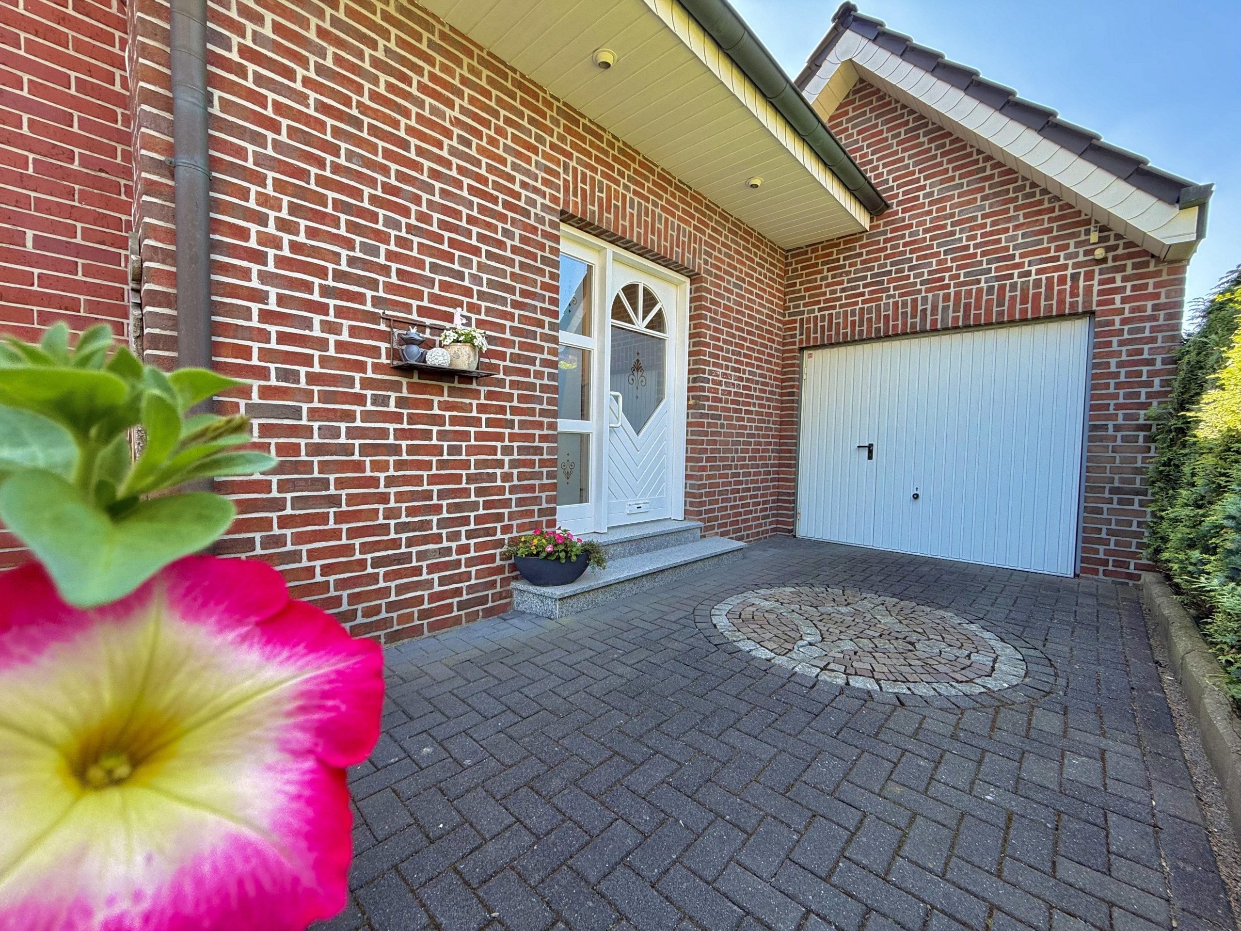 Zwei Familien ein Zuhause. Großes modernisiertes Zweifamilienhaus mit klarer Aufteilung in Südlohn