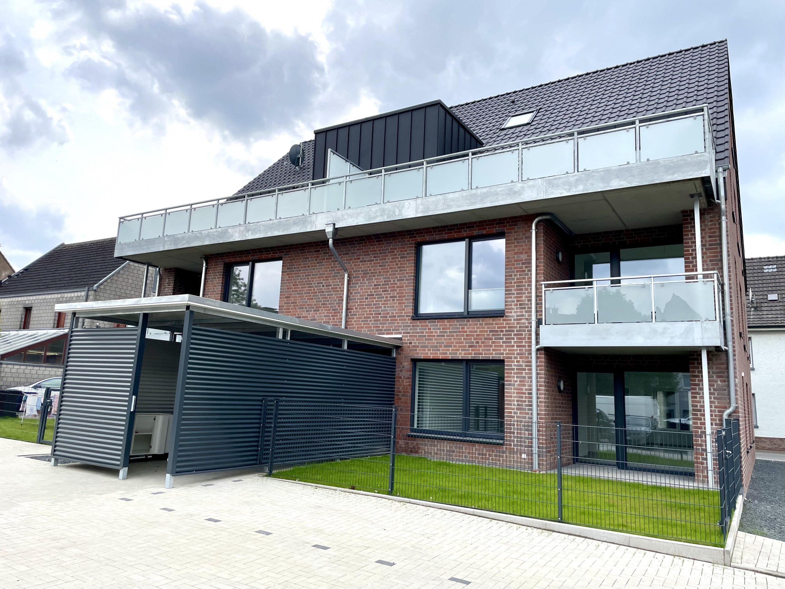 Borken-City: Modernes Mehrfamilienhaus: 6 x 3-Zi.-Wohnungen mit PKW-Stellplätzen und Aufzug!
