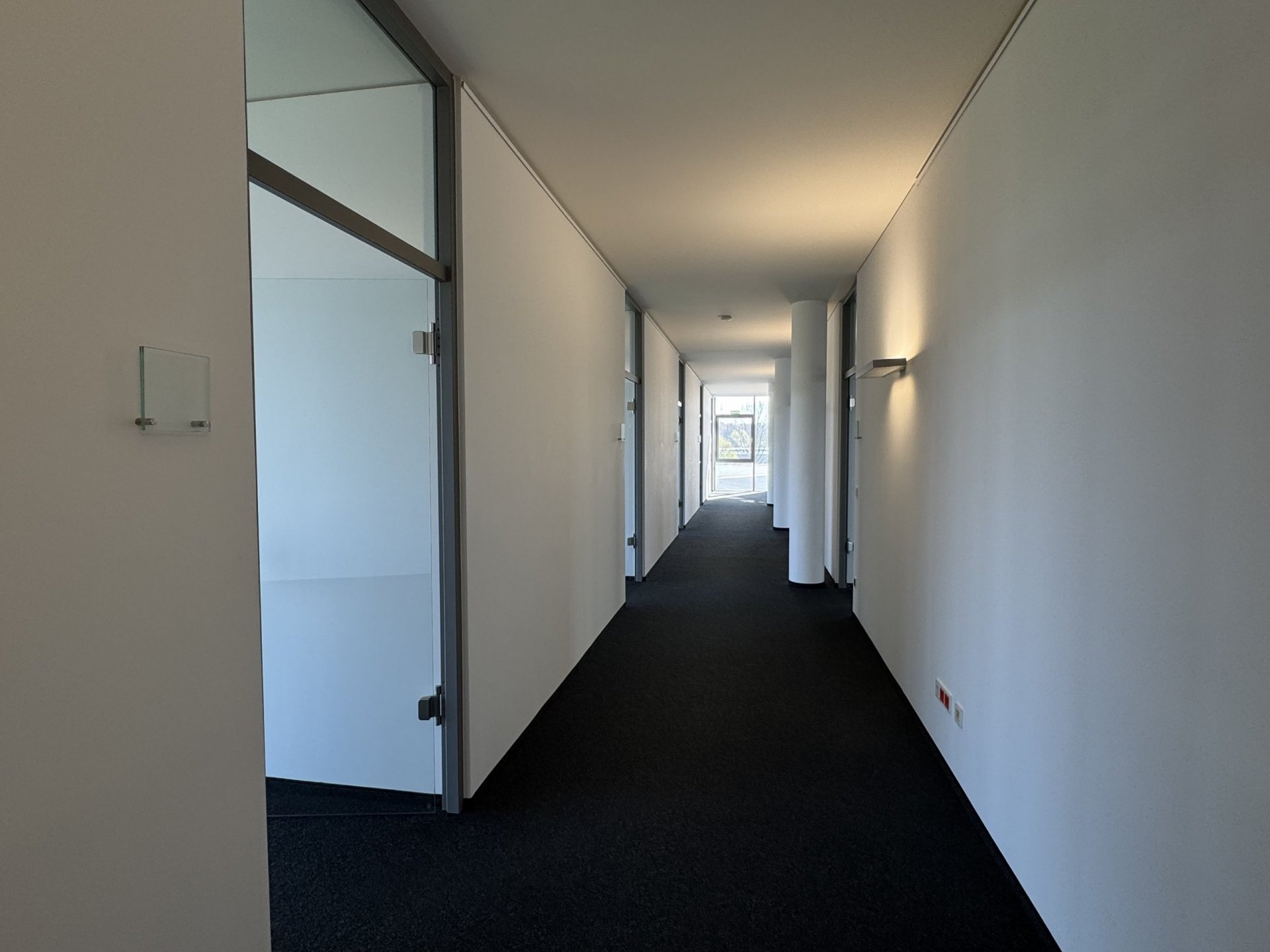 Repräsentative Bürofläche (ca. 250 m²) im Bauhausstil | lichtdurchflutet | sofort verfügbar