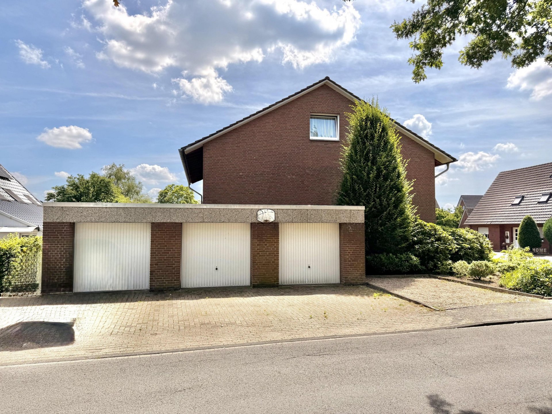 Mehrfamilienhaus mit sechs Wohneinheiten und fünf Garagen in Südlohn