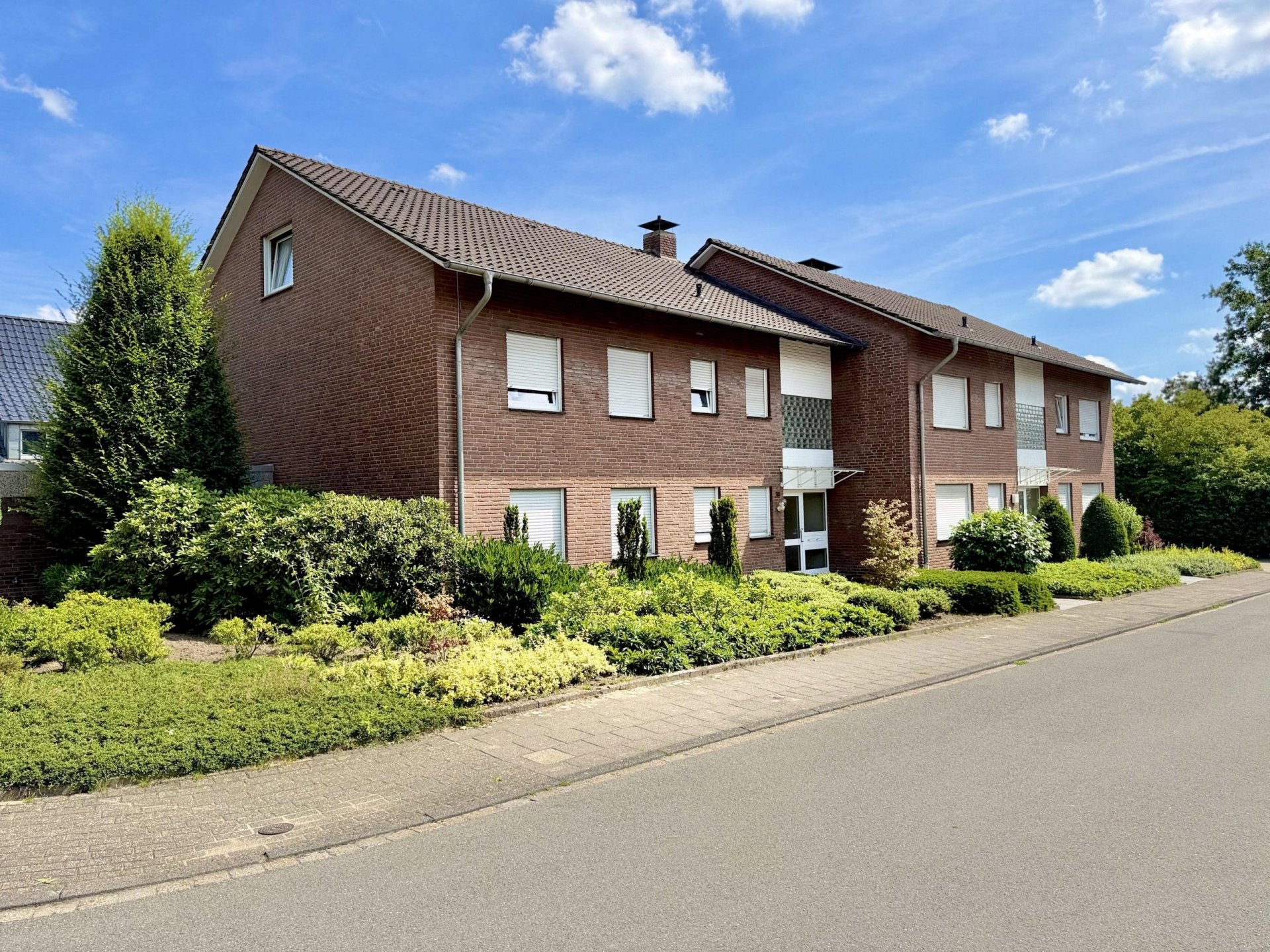 Mehrfamilienhaus mit sechs Wohneinheiten und fünf Garagen in Südlohn