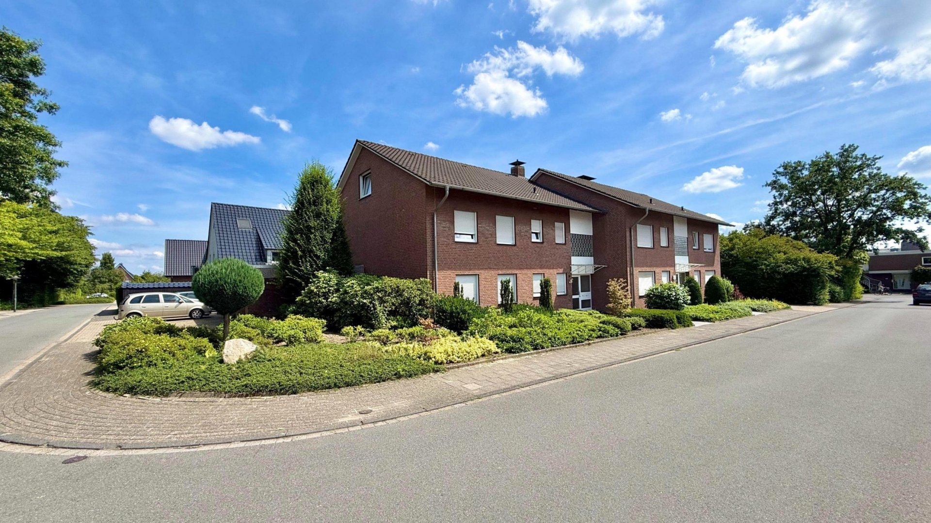 Mehrfamilienhaus mit sechs Wohneinheiten und fünf Garagen in Südlohn