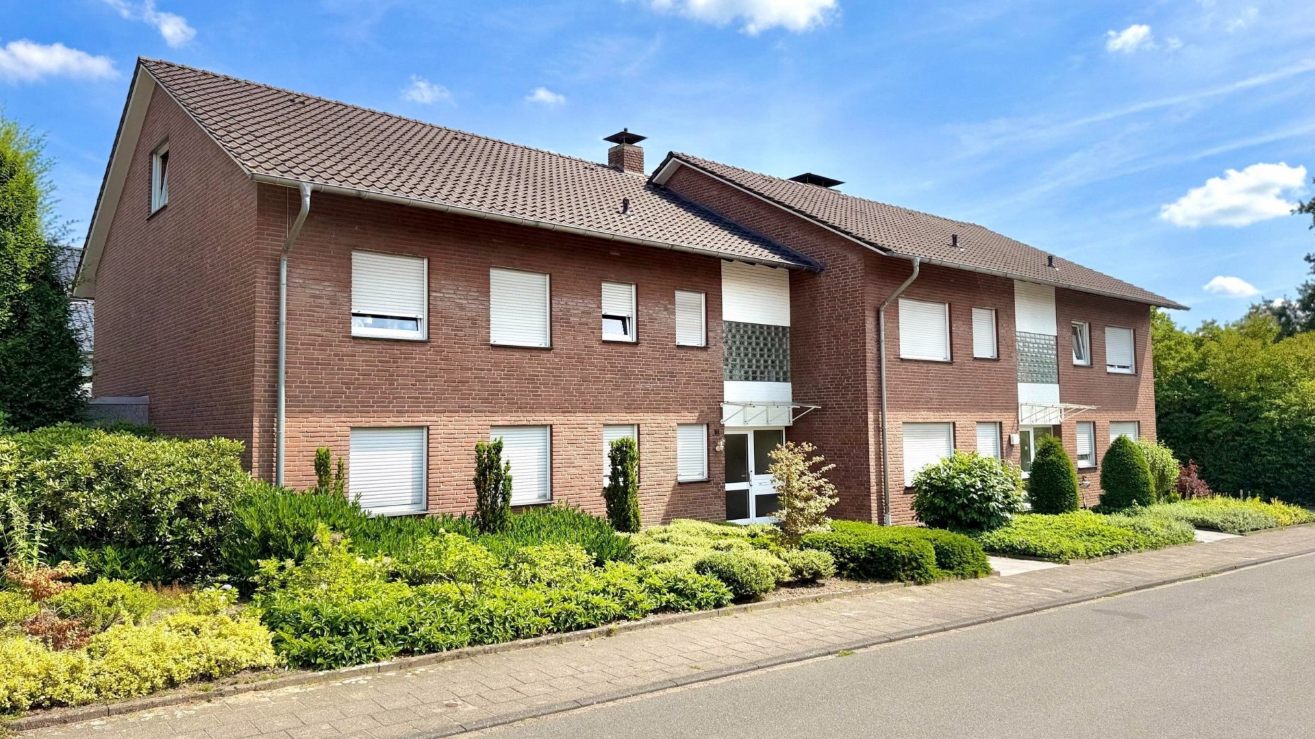 Mehrfamilienhaus mit sechs Wohneinheiten und fünf Garagen in Südlohn