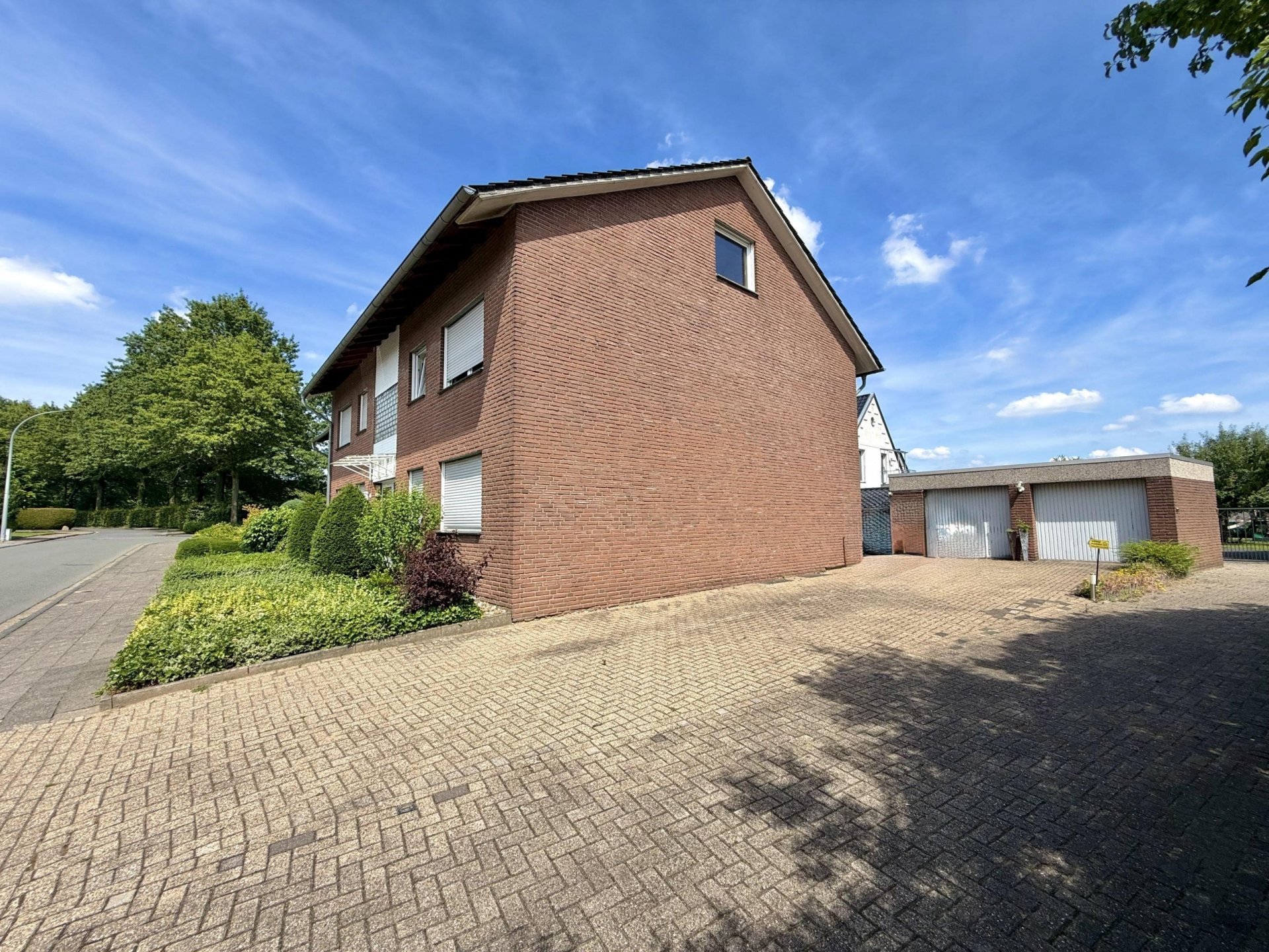 Mehrfamilienhaus mit sechs Wohneinheiten und fünf Garagen in Südlohn