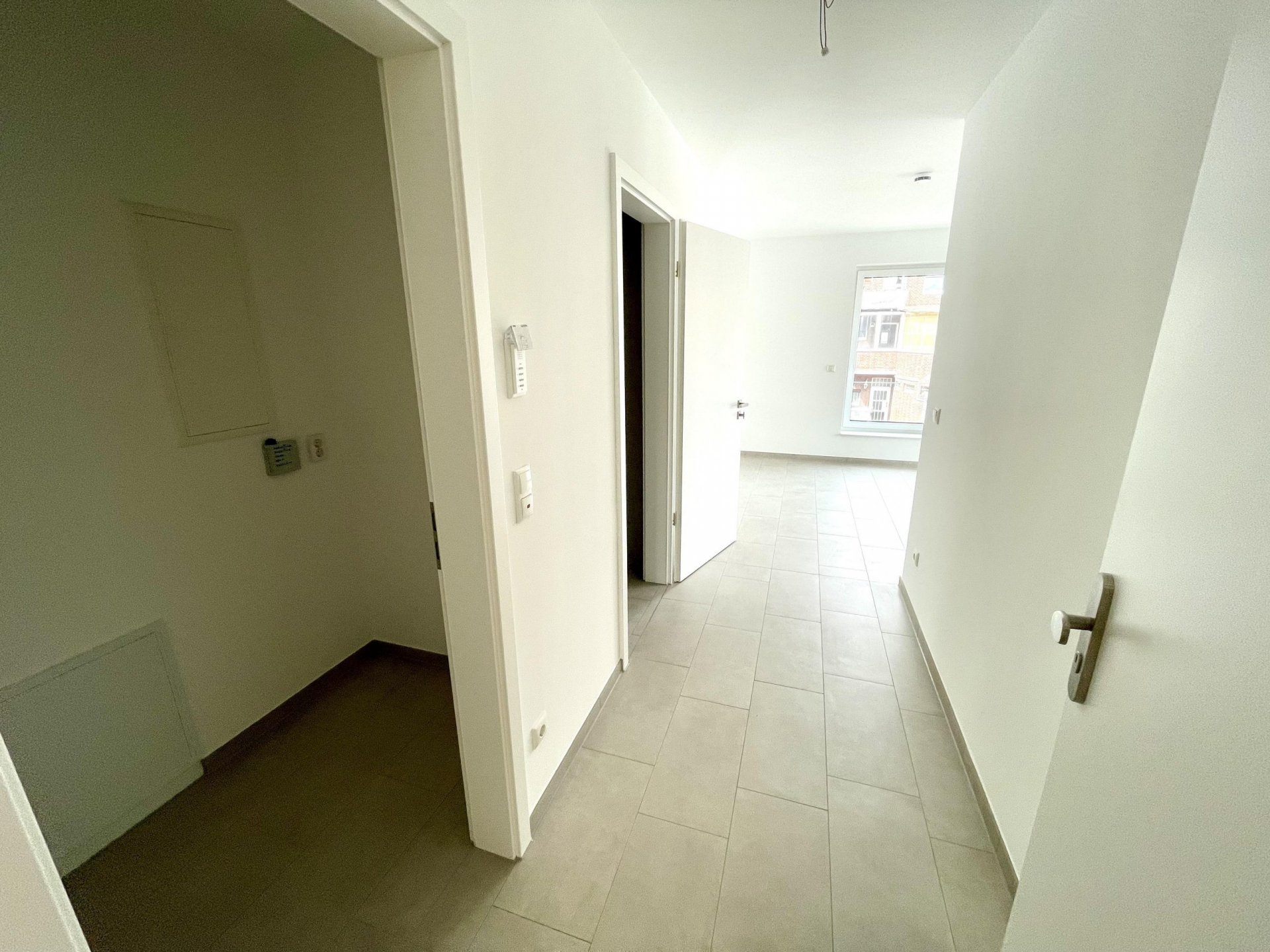 Erstbezug: Moderne 3.-Z.-Wohnung im 1. OG mit Kellerraum und Aufzug! (WHG 3)