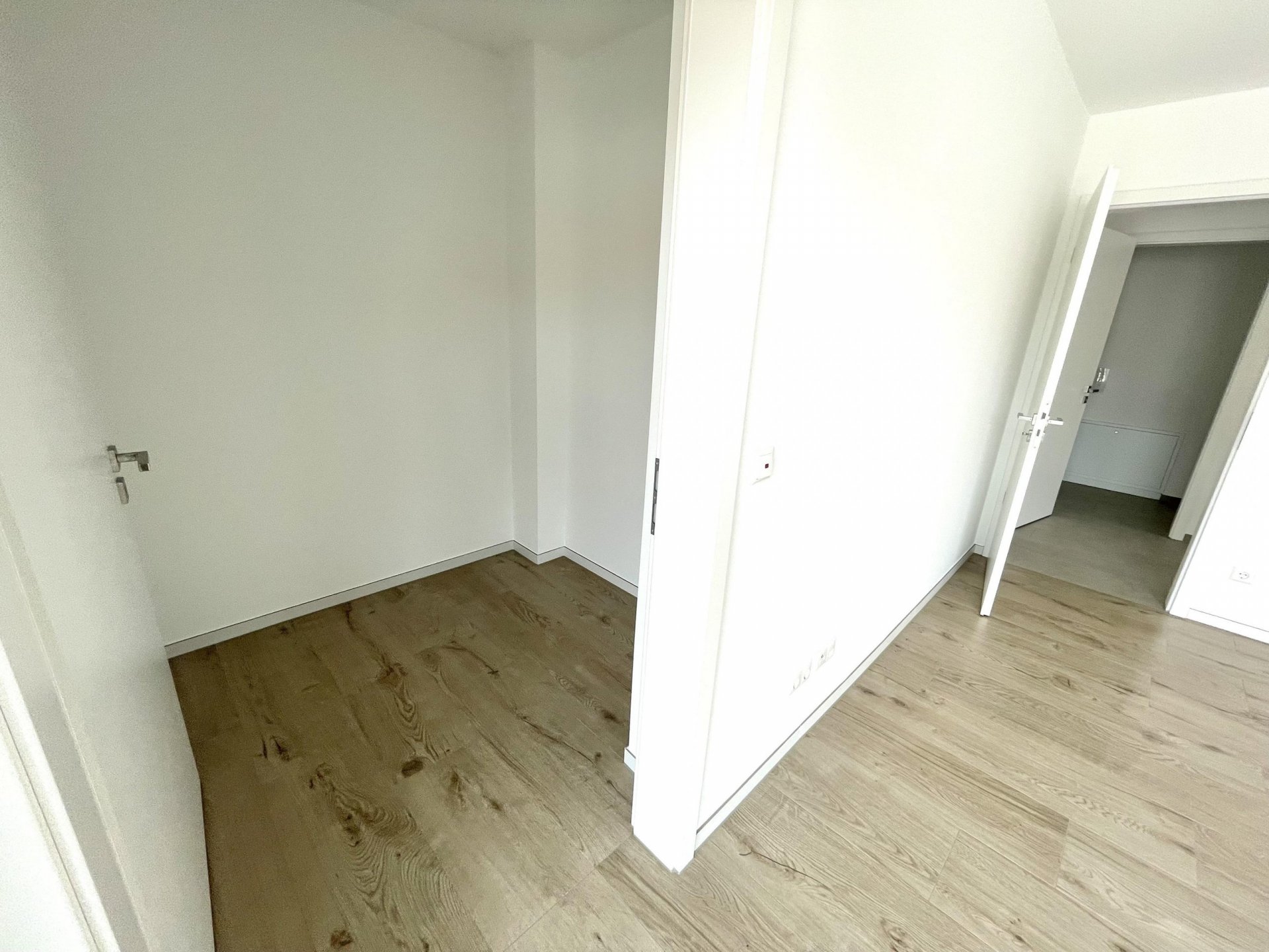 Erstbezug: Moderne 3.-Z.-Wohnung im 1. OG mit Kellerraum und Aufzug! (WHG 3)