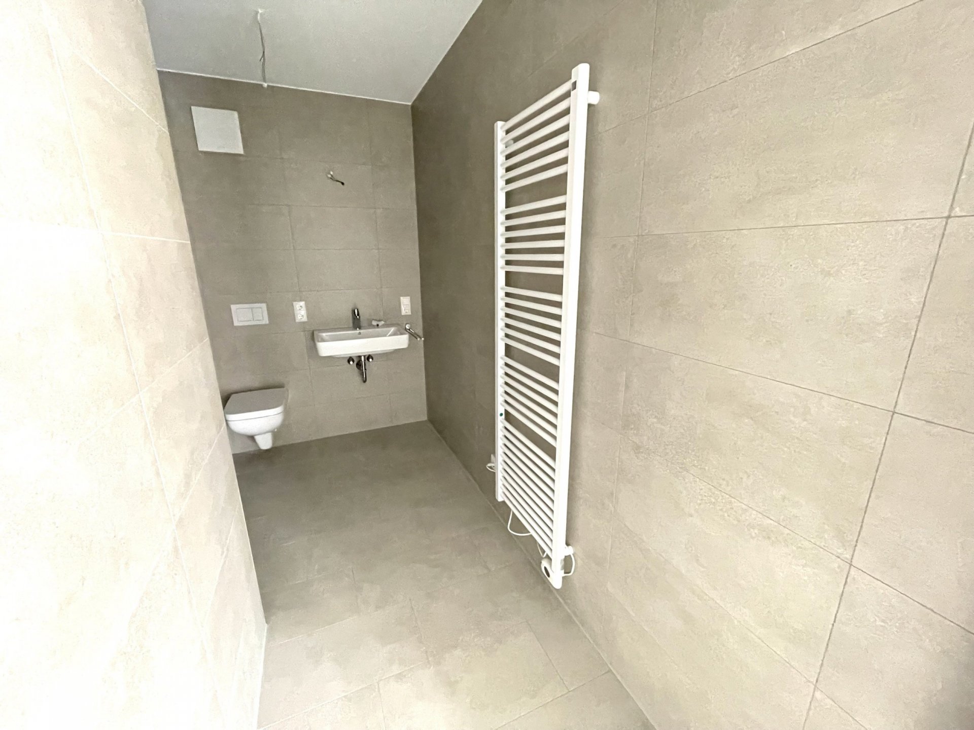 Erstbezug: Moderne 3.-Z.-Wohnung im 1. OG mit Kellerraum und Aufzug! (WHG 3)