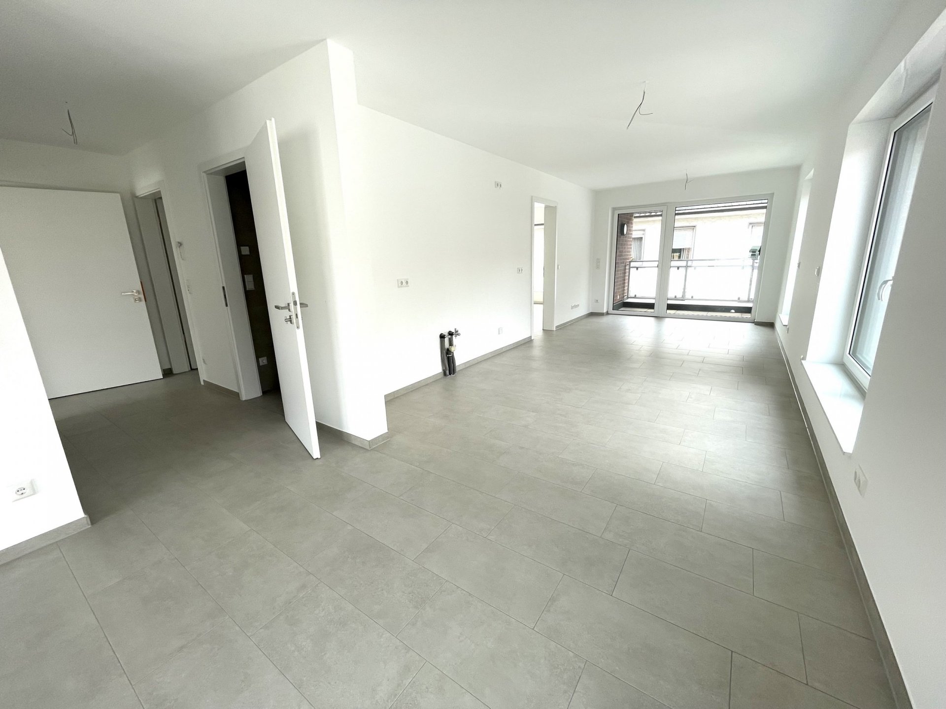 Erstbezug: Moderne 3.-Z.-Wohnung im 1. OG mit Kellerraum und Aufzug! (WHG 3)