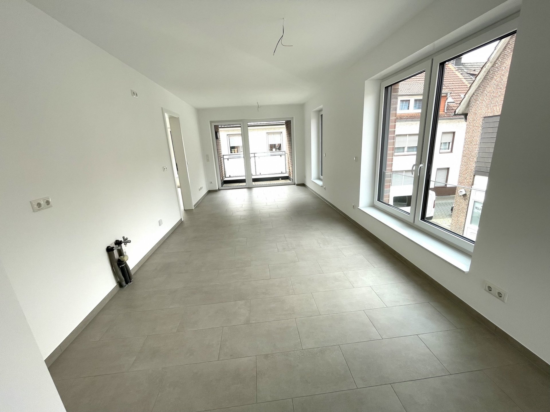 Erstbezug: Moderne 3.-Z.-Wohnung im 1. OG mit Kellerraum und Aufzug! (WHG 3)