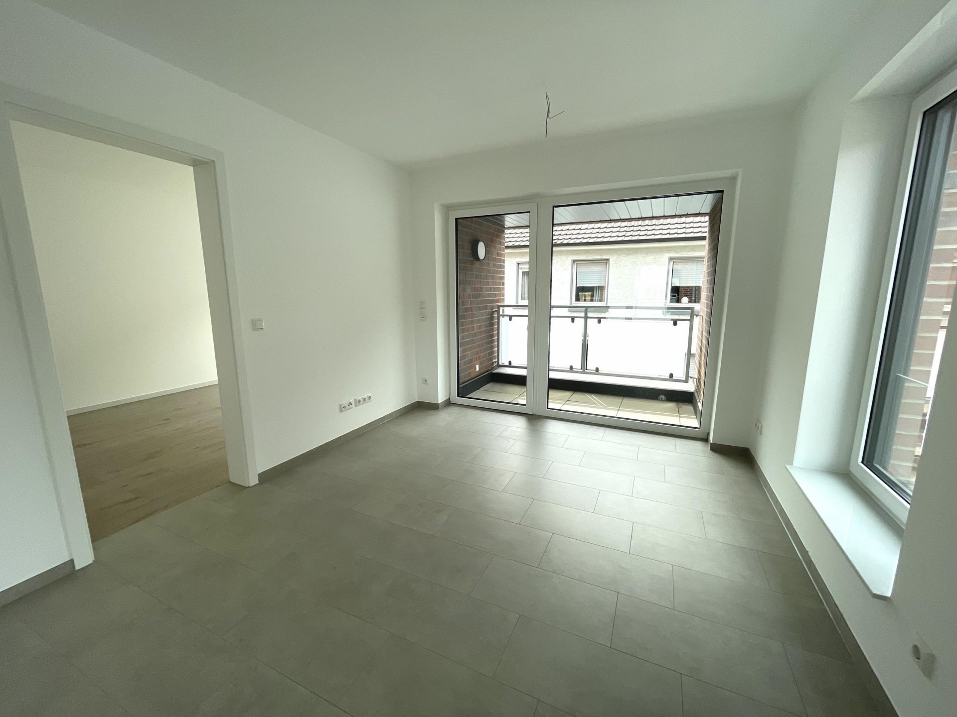 Erstbezug: Moderne 3.-Z.-Wohnung im 1. OG mit Kellerraum und Aufzug! (WHG 3)