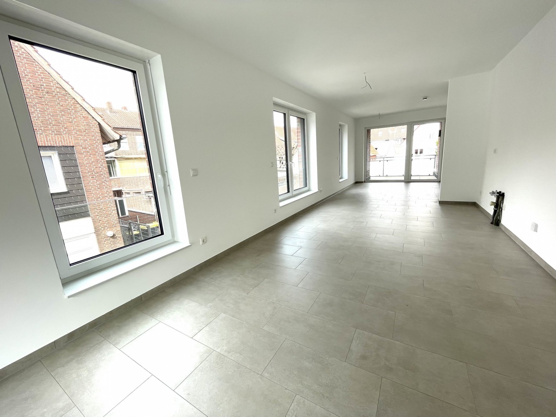 Erstbezug: Moderne 3.-Z.-Wohnung im 1. OG mit Kellerraum und Aufzug! (WHG 3)